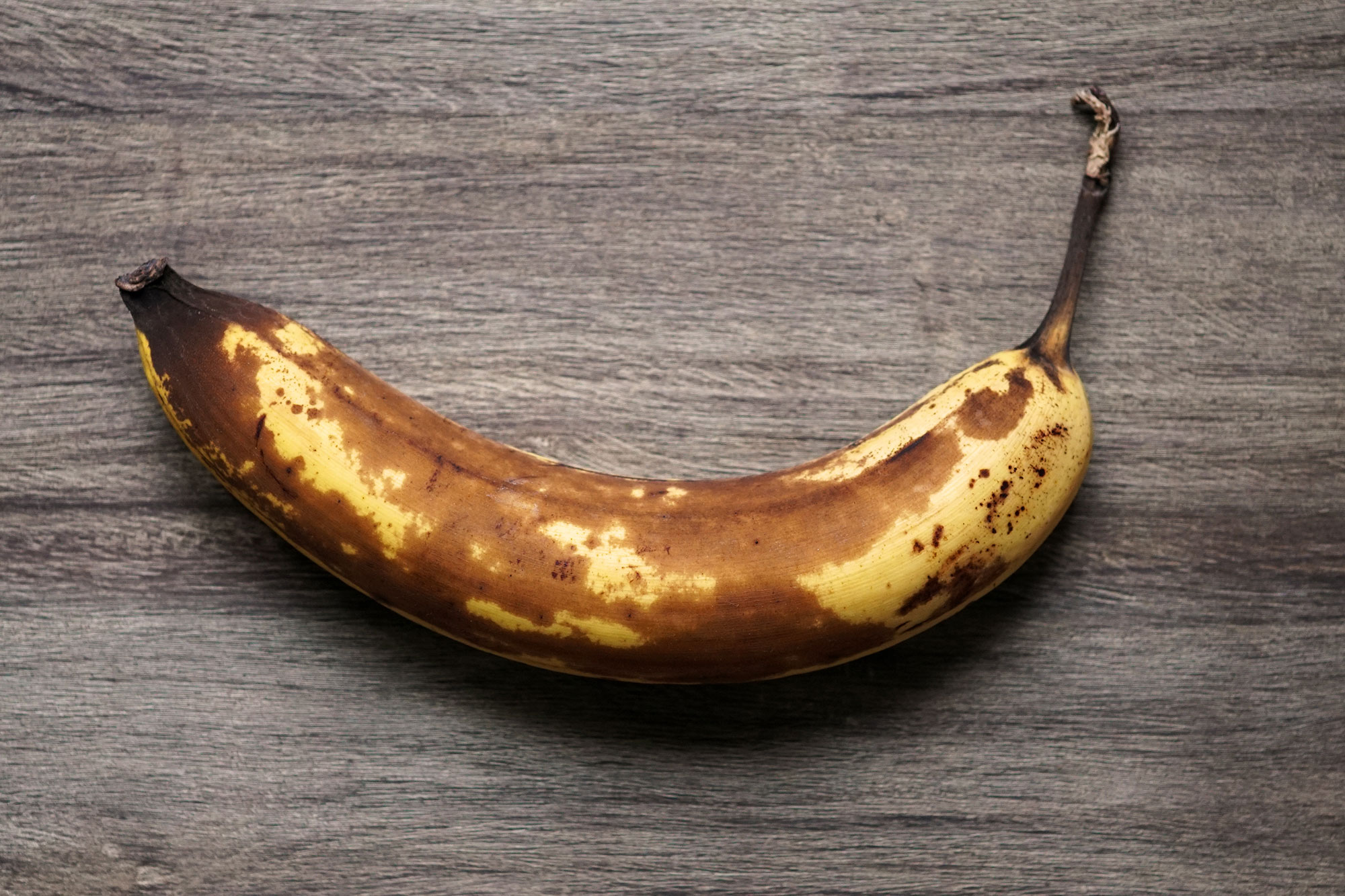 Reife braune Banane auf Holztisch